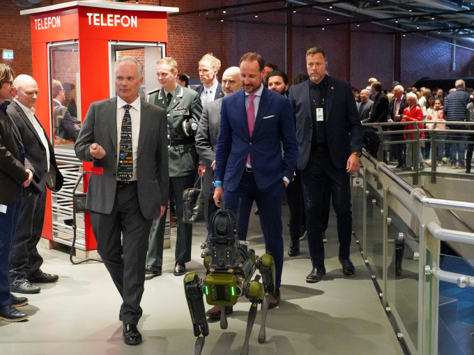 Robothunden Freke baner vei for Kronprins Haakon og følget i Teknisk Museums innovative og interaktive storsatsing. Foto: Liv Anette Luane, Det kongelige hoff